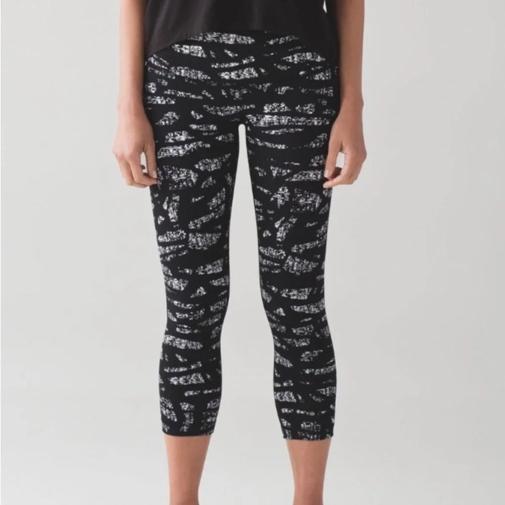 LULULEMON Wunder Under High Rise Crop Leggings Size 4 in Graf Black White